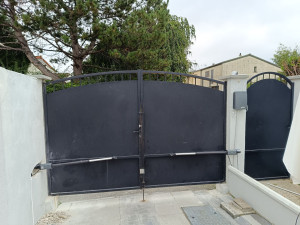 Photo de galerie - Installation motorisation portail battant 