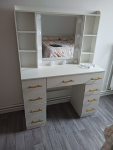 Photo de galerie - Montage d'une coiffeuse