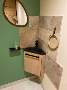 Photo de galerie - Pose lave main dans WC avec travertin - support savon - et miroir  