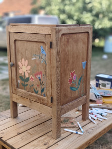 Photo de galerie - Je réalise des rénovations de meubles abîmés ou qui n'est plus  au goût du jour et je les customise soit à la peinture soit aux feutres acryliques.  