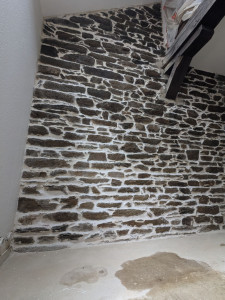 Photo de galerie - Réfection de joints a la chaux d'un mur en pierre.