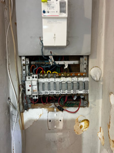 Photo de galerie - Projet Guist’hau: [AVANT] remplacement d’un vieux tableau électrique avec portes-fusibles, neutre commun et sans différentiel 