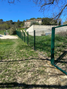 Photo de galerie - Clôture rigide poser en escalier 