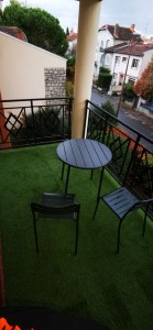 Photo de galerie - Aménagement d'un balcon avec pose de gazon et montage table et chaise