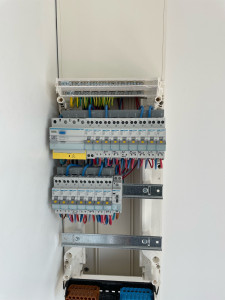 Photo de galerie - Pose d’un tableau électrique triphasée 