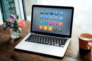 Photo de galerie - Table de bureau et ordinateur