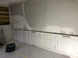 Photo de galerie - Rénovation d'un salon:  Réparation d'un mur de salon: grattage et ponçage d'un mur