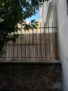 Photo de galerie - Installer une clôture en roseaux