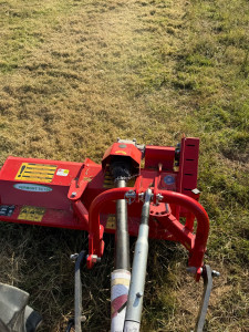 Photo de galerie - Broyeur à couteaux pour couper l’herbe 