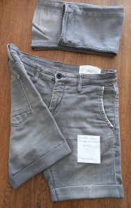 Photo de galerie - Transformation de pantalon jeans en short 
                                     Après