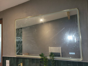 Photo de galerie - Installation miroir avec éclairage intégré 