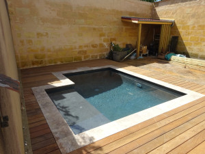 Photo de galerie - Terrasse bois exotique, sur lambourdes et plots. Autour d'une piscine