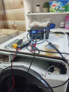 Photo de galerie - Réparation carte électronique du lave linge sur place 