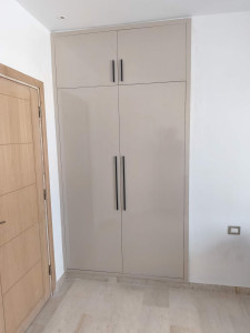 Photo de galerie - Fabrication d’un placard sur mesure
J’ai réalisé ce placard du sol au plafond pour exploiter au mieux l’espace disponible. Il comprend une penderie, plusieurs étagères, deux tiroirs et un rangement supérieur pour les objets volumineux. J’ai également posé