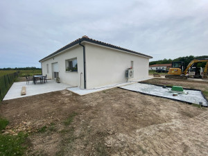 Photo de galerie - Finition bordure de trottoir avec cailloux blanc des Pyrénées 