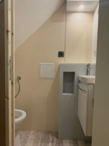 Photo de galerie - Aménagement d'un espace sanitaire avec point d'eau sous escalier.