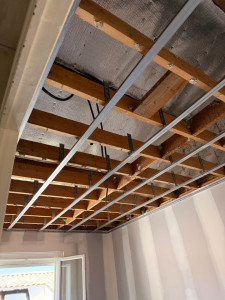 Photo de galerie - Pose d’ossature métallique pour refaire un plafond en plaque de plâtre suite à un dégât des eaux 