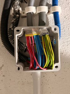 Photo de galerie - Boîte de dérivation avec câblage réalisé proprement et soigneusement