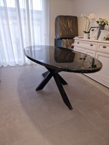Photo de galerie - Une table en chêne recouverte de résine epoxy effet marbre blanc et noir sur un pied métal noir mat fabriquer de A a Z
