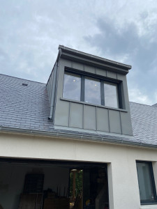 Photo de galerie - Habillage d’une lucarne en zinc