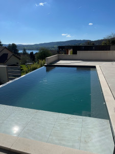 Photo de galerie - Remise en route piscine à débordement avec régulation pH et électrolyseur au sel 