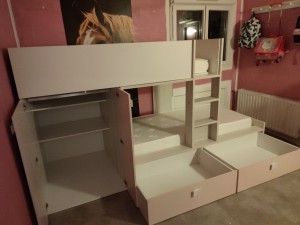 Photo de galerie - Lit superposé avec armoire et tiroirs