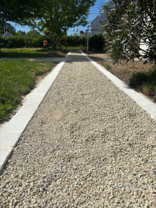 Photo de galerie - Allée gravier contours pavés 