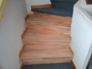 Photo de galerie - Réparation 3 marches  et contres marche d'escalier avec du lamellé collé de hêtre. 
Isolation, fabrication limons
Sainte Foy  Tarif 1900€