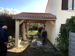 Photo de galerie - Confection carport toit 2 pentes pilier béton et confection toiture, ferme, volige rectifier, tuile mécanique, étanchéité contre maison zing , enduit, produits de A a Z de l'abri pour voiture sur demande du client 