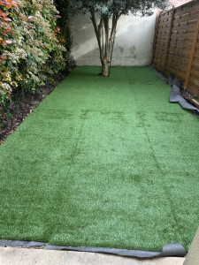 Photo de galerie - Pose du gazon synthétique après