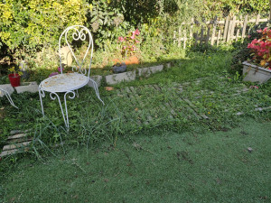 Photo de galerie - Dalles en bois avant désherbage 