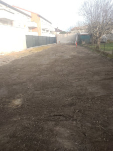 Photo de galerie - Nivelage terrain pour création de pelouse synthétique 