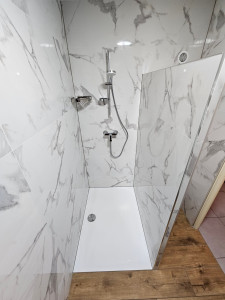 Photo de galerie - Voici une rénovation salles de bains complète avec remplacement du bac a douche 120 /90  , du wc suspendu  ,carelage sol et mural ??
Rehon 