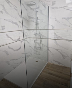 Photo de galerie - La pose du carrelage et tous les travaux de finition sont terminés.