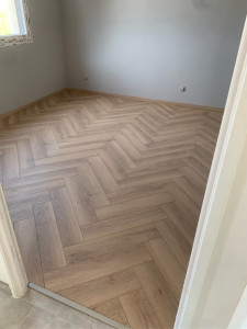 Photo de galerie - Pose d’un parquet stratifié en bâton rompu
