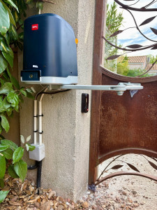 Photo de galerie - Automatisme portail BFT ouverture vers l'extérieur 