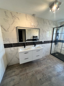 Photo de galerie - Rénovation salle de bain , modification plomberie et pose carrelage. 