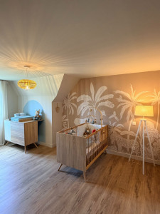 Photo de galerie - Parquet, papier peint et peinture