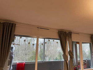 Photo de galerie - Installation tringle à rideau 