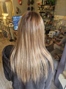 Photo de galerie - Couleur naturel marron et mèches blondes