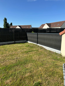 Photo de galerie - Pose d’une clôture grillage rigide avec soubassement et occultant 
