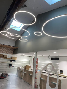 Photo de galerie - Pose de luminaires suspendu dans une pharmacie 