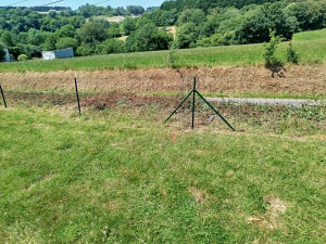 Photo de galerie - Pause de clôture avec grillage, les pickets sont celler dans du ciment