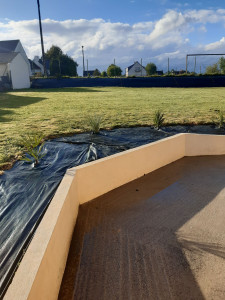 Photo de galerie - Réalisation d'une terrasse béton plus muret de soutien paillage et plantation !