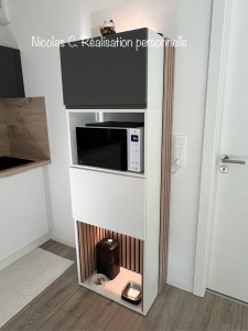 Photo de galerie - Colonne sur mesure réalisée avec des éléments IKEA. Éclairage indirect et niche pour repas chat.