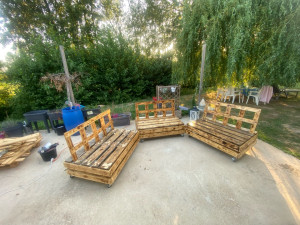 Photo de galerie - Salon de jardin fait à base de palette chauffer au chalumeau et vernis avec du vernis marrin 