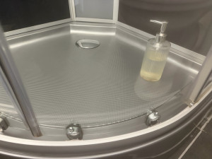 Photo de galerie - Nettoyage avec machine vapeur des vitres de douche