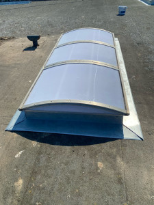 Photo de galerie - étanchéité d’un skydome avec costières +changement de plaques polycarbonate  