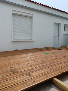 Photo de galerie - Terrasse intérieure dans une maison privée, installation de A à Z