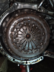 Photo de galerie - Remplacement joint spy vilebrequin/volant moteur/ kit embrayage et récepteur hydraulique sur peugeot 208